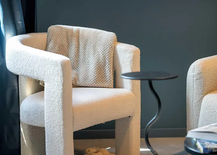 Modern With Air Conditioning Close To The Centre By Renters Prestige *