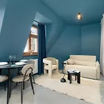 Modern With Air Conditioning Close To The Centre By Renters Prestige شقة