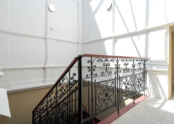 Modern With Air Conditioning Close To The Centre By Renters Prestige